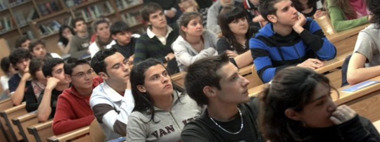 Estudiantes universitarios en una sala de clases