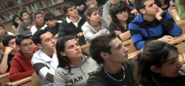 Estudiantes de Educación Superior en una sala de clases